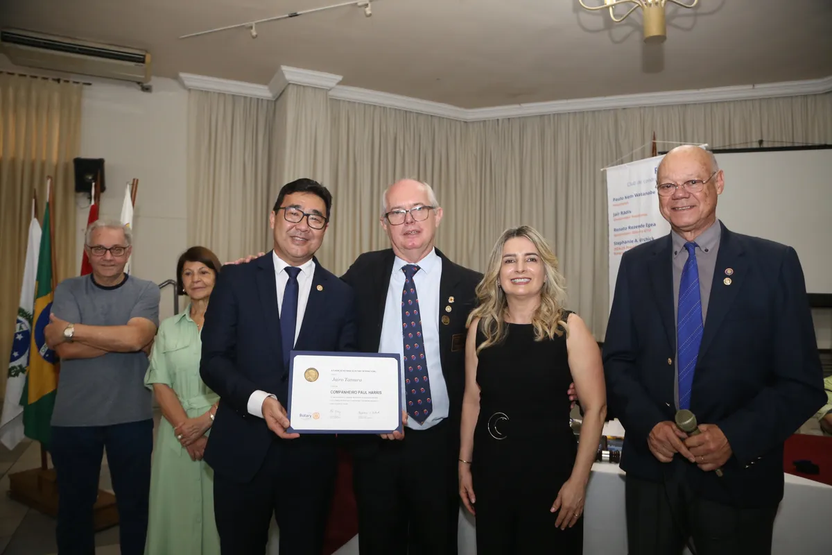 Antônio Ferreira Santos, Irma Sueli Oricolli, o Associado Honorário Jairo Tamura, Artur Harbs, Carla Tamura e Oswaldo Santos Jr. Na ocasião, Tamura também recebeu a comenda Paul Harris entregue pelo governador 2023-2024 Arthur Harbs, que foi doada por Maria Vital da Rocha, representante do presidente Rotary Internacional, Gordon McInally