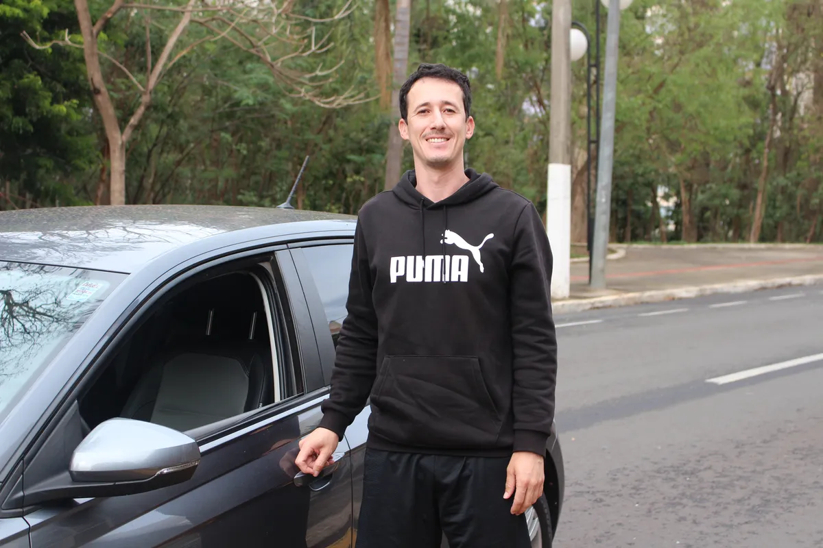 O professor Leonardo Santos levou seu carro recém-adquirido para benzer: 'Sem Deus a gente não é nada"