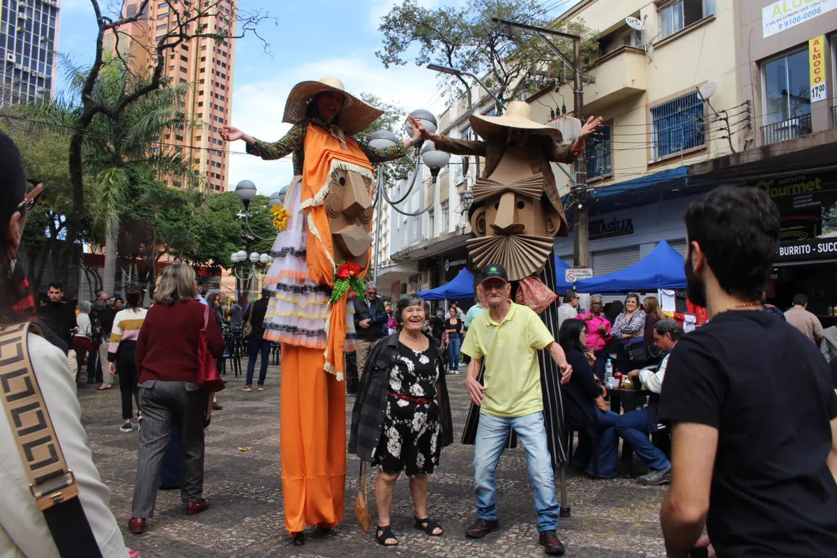 Os artistas Marina Dasaque e Den Macedo, do Primavera Jataí, animando o público com o Gigantes de São João, uma performance de pernas de pau