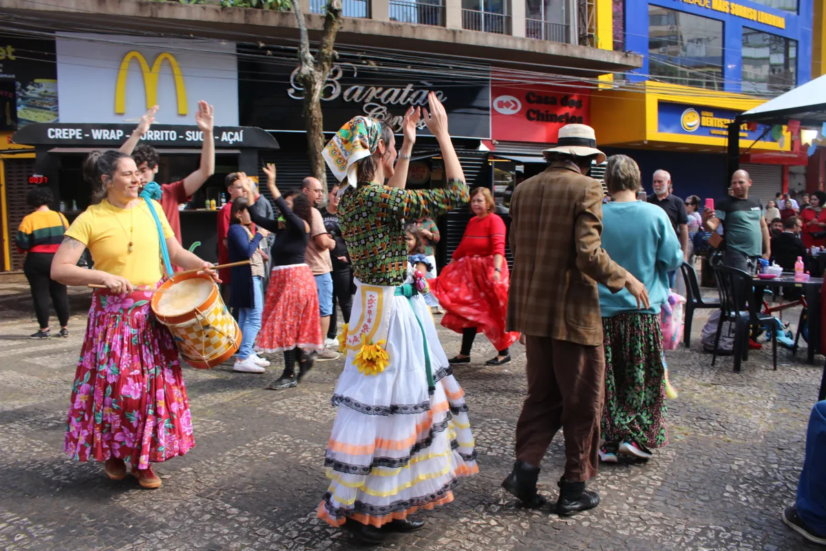 Com atrações artísticas, produtos gastronômicos, artesanato, chás, aromas e cerâmicas, a Feira Flua Cultura animou o Calcadão neste domingo (30)