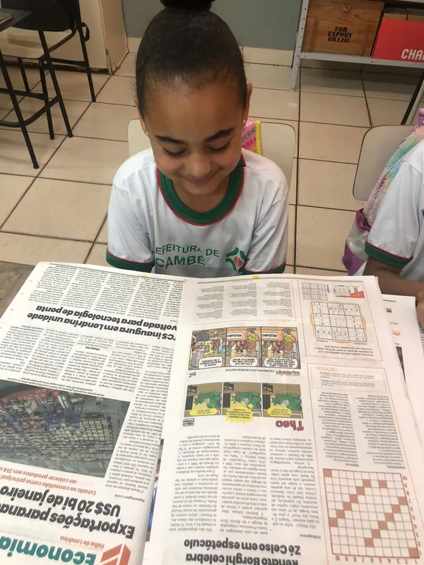 Aluna da Escola Municipal Padre José de Anchieta aprende com as seções da Folha, como as tirinhas e as palavras cruzadas