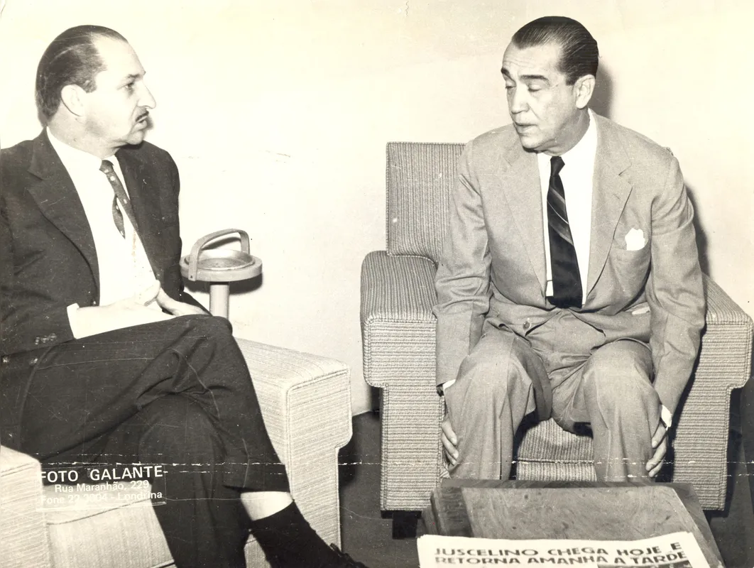 O ex-presidente Juscelino Kubitschek conversa com João Milanez na Folha de Londrina