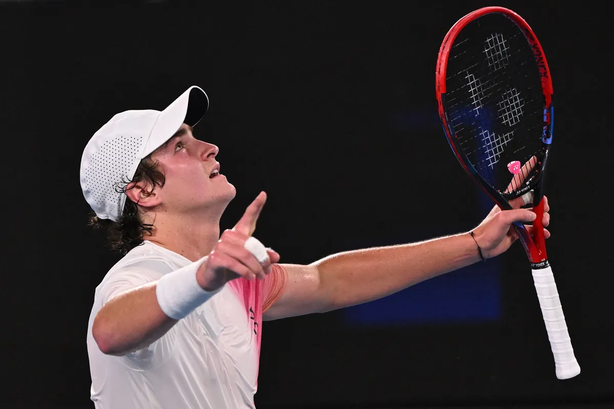 Aos 18 anos, João Fonseca é 99º tenista no ranking da ATP e supera Guga que entrou no Top 100 aos 19 anos