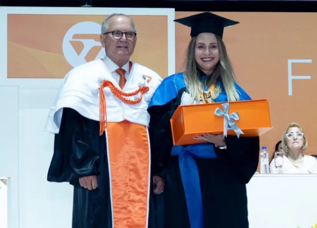 Camila de Oliveira Pereira, de Psicologia, homenageada pelo reitor na conquista da Láurea Acadêmica nos cursos de bacharelado com média 98,11 nos cinco anos de graduação-