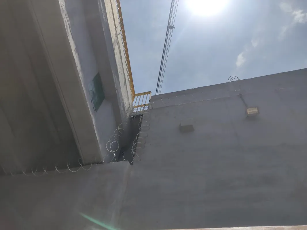 Londrina Iluminação está instalando uma cerca concertina para tentar inibir furtos na trincheira