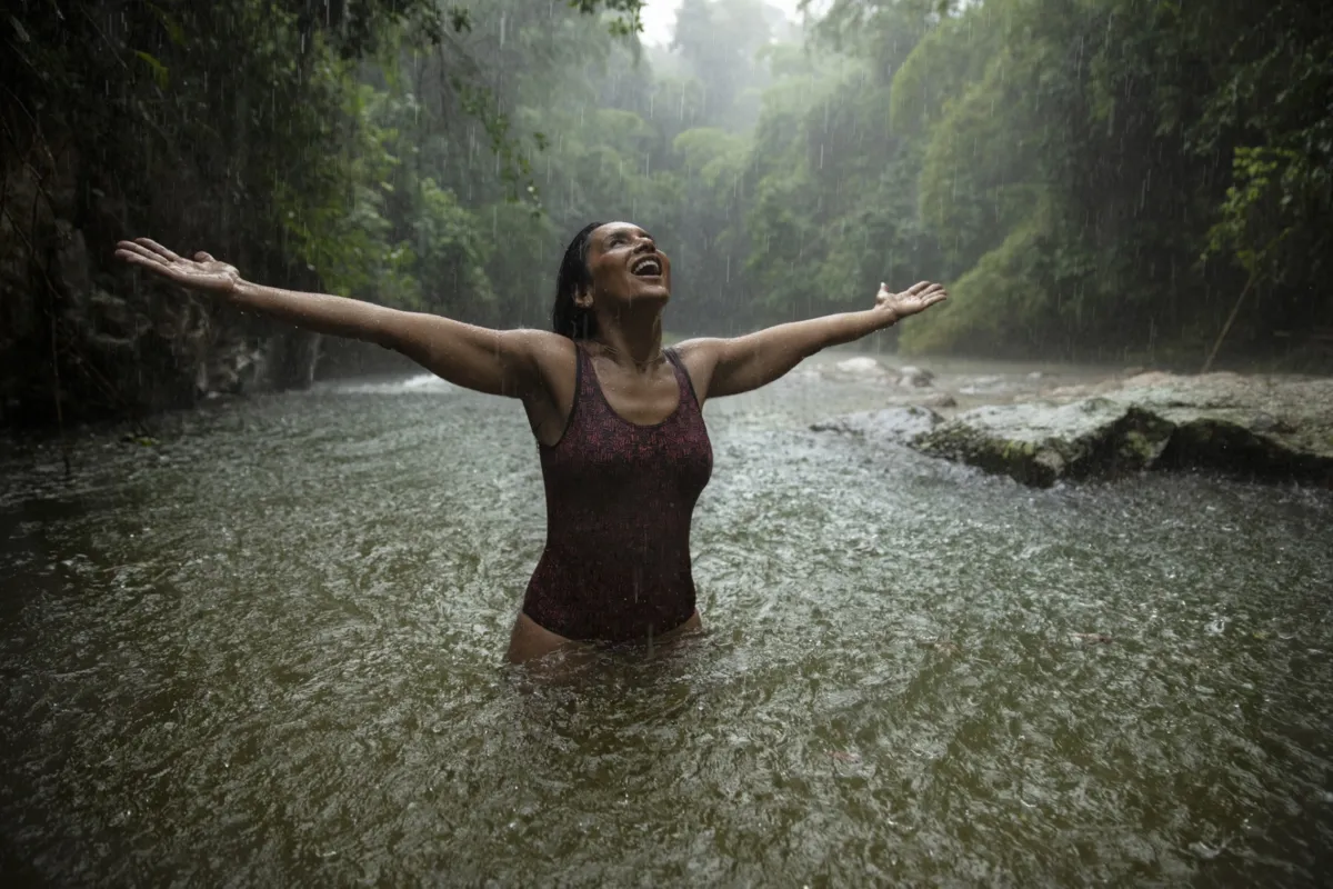 Pasárgada , de Dira Paes,  traz a história de uma ornitóloga que redescobre a tropicalidade