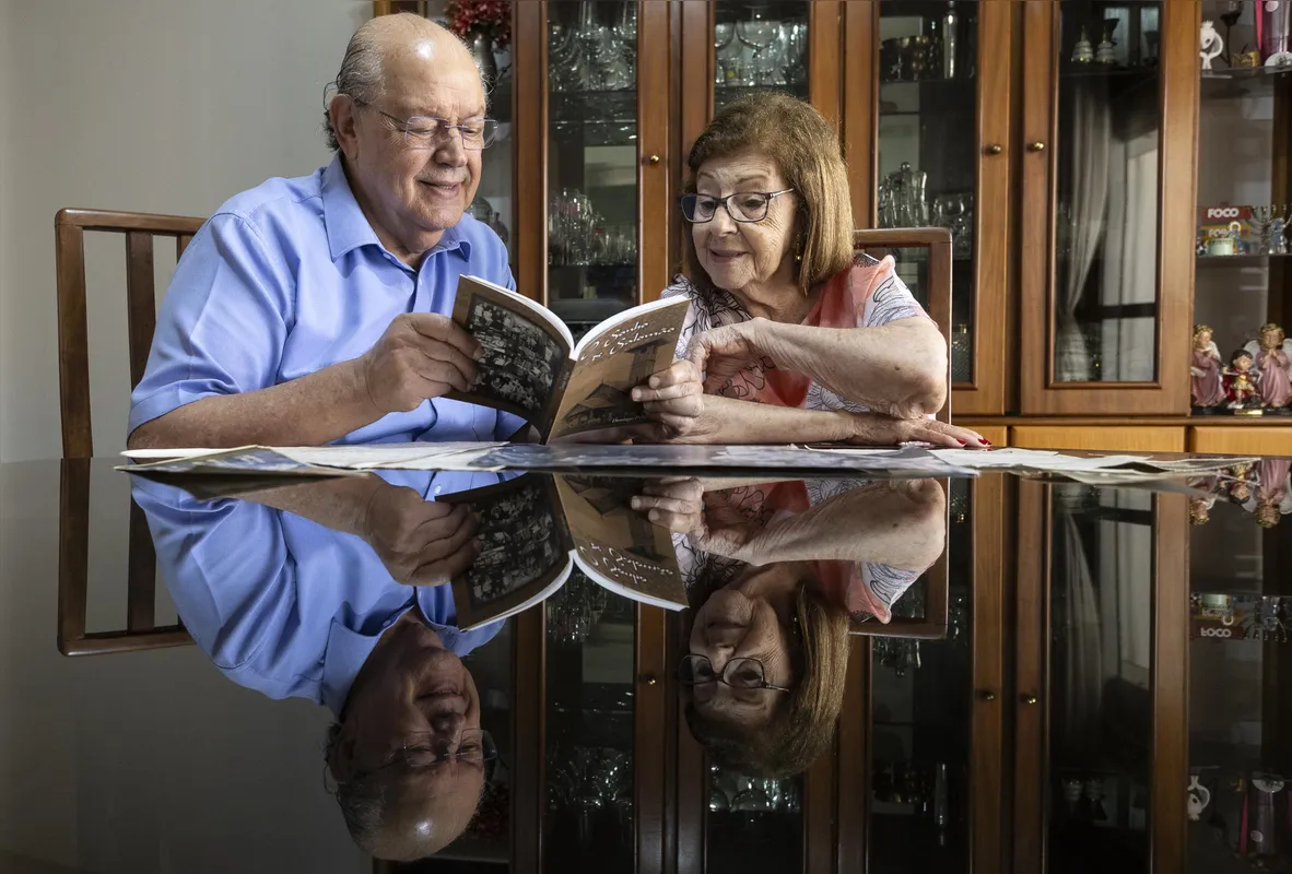 O deputado Luiz Carlos Hauly e a irmã Nágila, a primeira criança registrada em Londrina