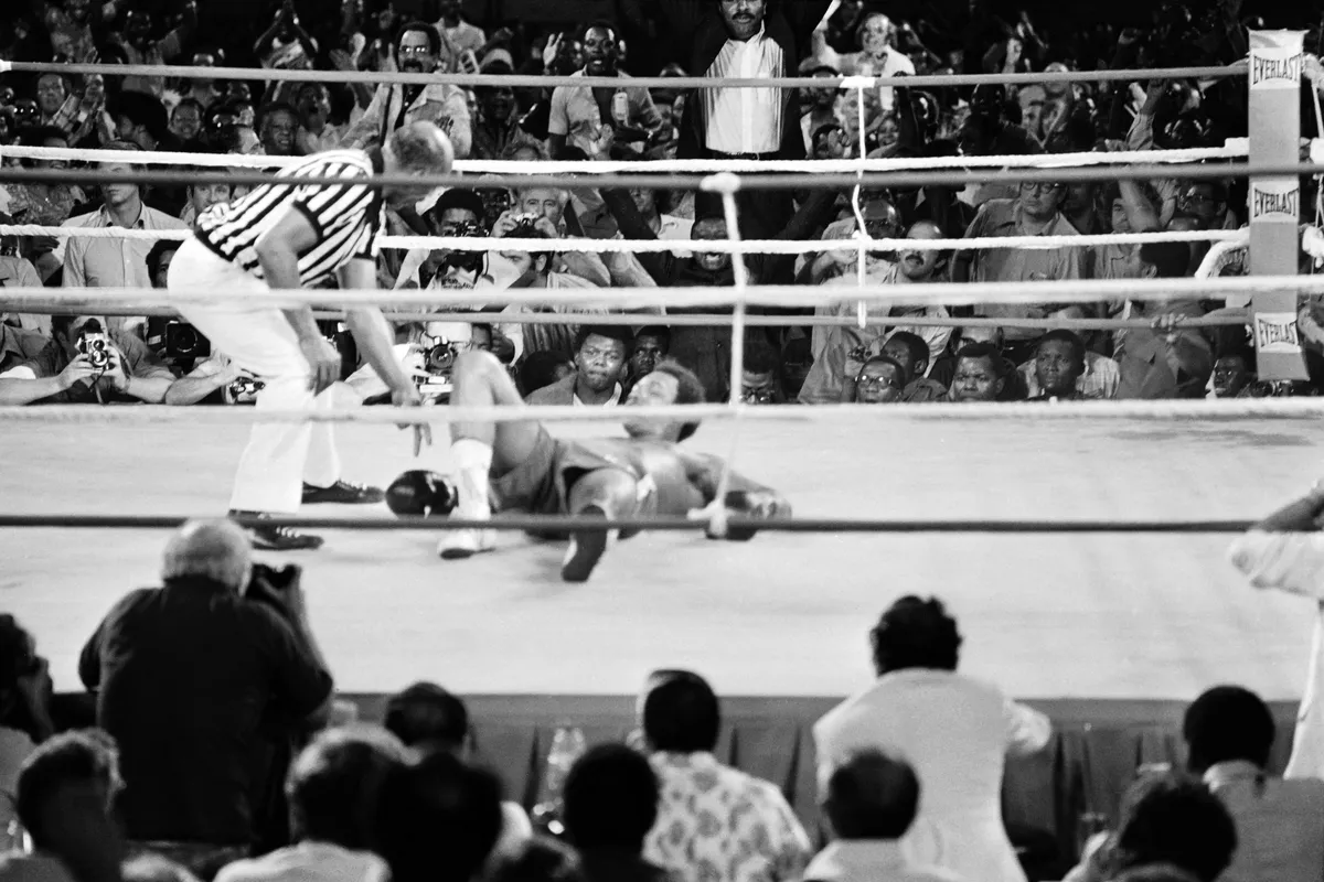 Árbitro inicia a contagem do nocaute em George Foreman