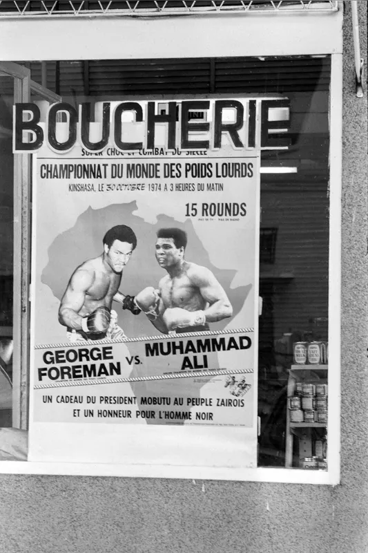 Cartaz anuncia o grande duelo entre Muhammad Ali e George Foreman, que entrou  para a história do boxe