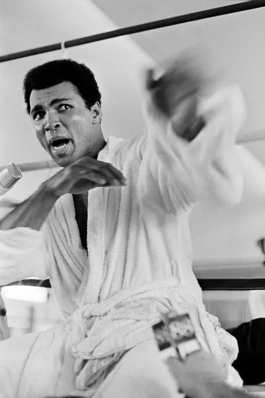 Muhammad Ali se exibe antes de entrar no ringue com a sua tradicional ginga