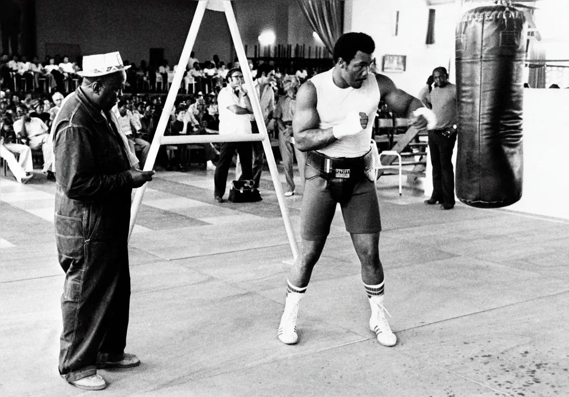 Dono do cinturão mundial dos pesos pesados, George Foreman durante treino para defender seu título