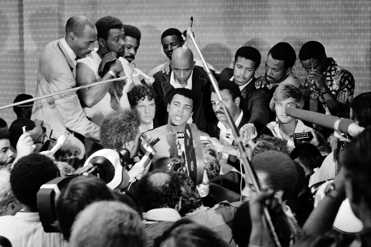 Muhammad Ali concede entrevista após tirar o cinturão dos pesos pesados do rival George Foreman