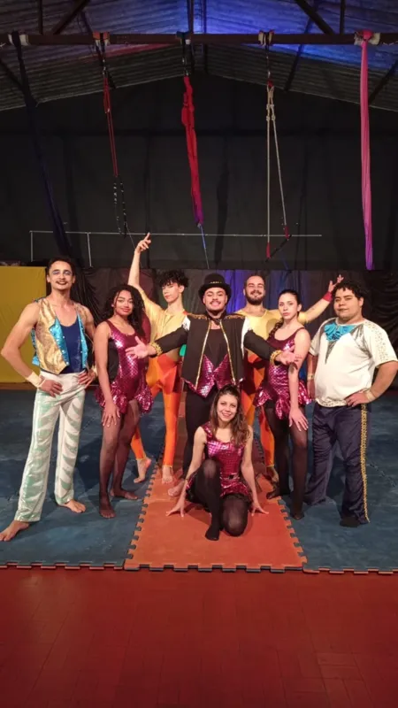 O espetáculo aborda a história do circo tradicional que vai se transformando até chegar ao circo contemporâneo