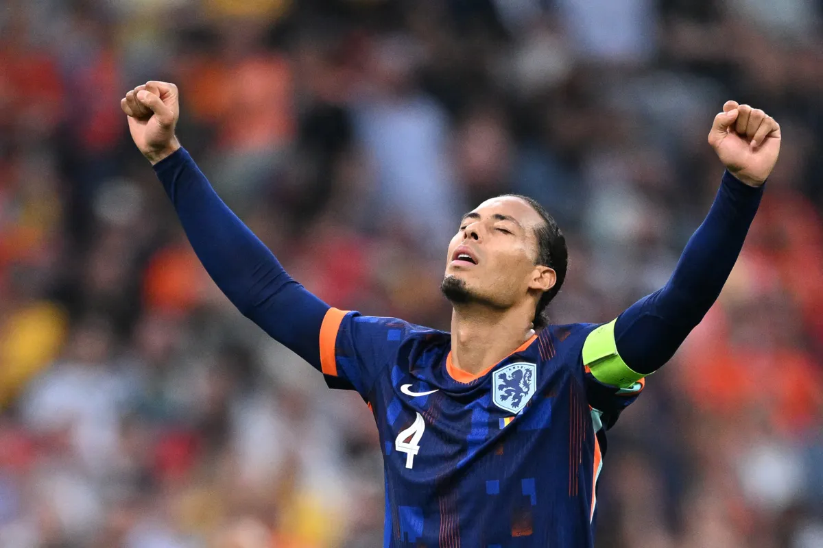 Virgil van Dijk comemora a classificação para as quartas de final