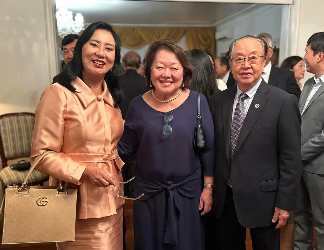 Lidia Maejima, presidente do Tribunal da Justiça do Paraná, Ywao Miyamoto, diretor conselheiro da Aliança Cultural Brasil-Japão do Paraná, e Luzia Mitsue Yamashita, presidente da Acel