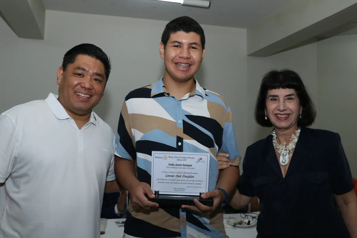 Alexandre Yamaue, o jovem homenageado Lorenzo Cruz Coneglian e Leila Haikal Giglio