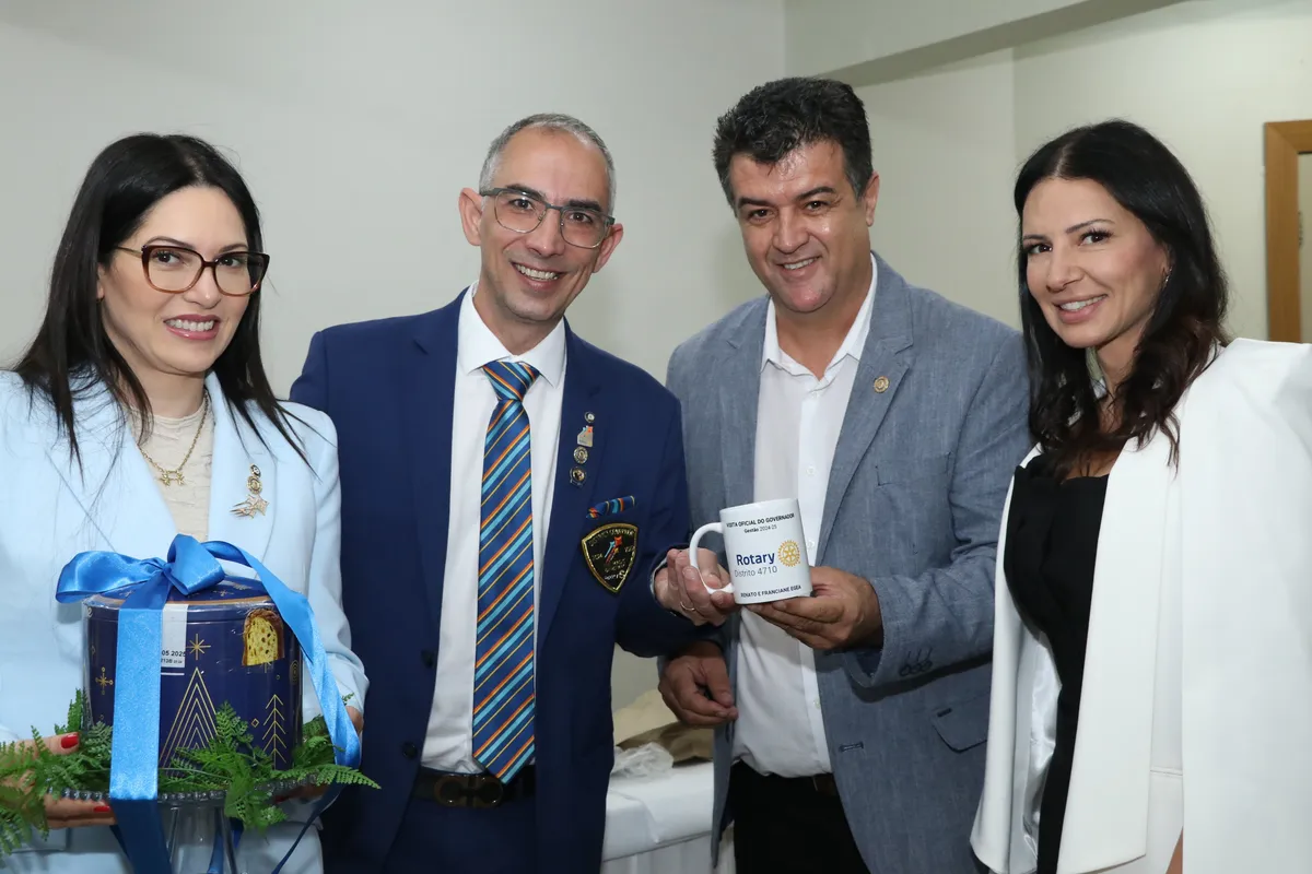 Franciane Egea e o governador Renato Rezende Egea , o presidente do clube Alex Gonçalves e Ana Batista.