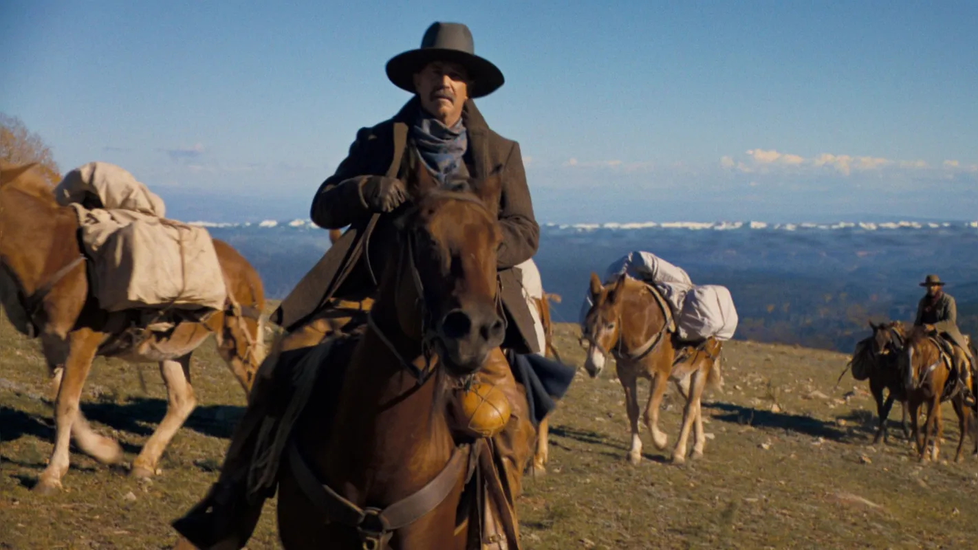 Dos vastos planos de paisagens à escalada de violência, o filme adiado busca comprimir o  western, “gênero americano por excelência”