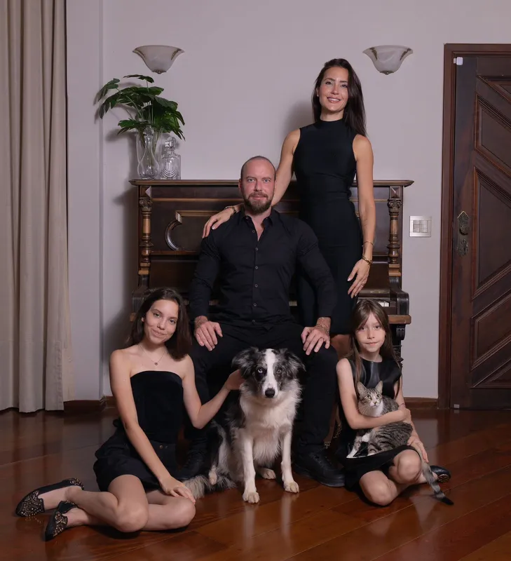 Amanda com a família: o marido, Daniel Giacomelli, as filhas, Laura e Alice, e os mascotes da casa