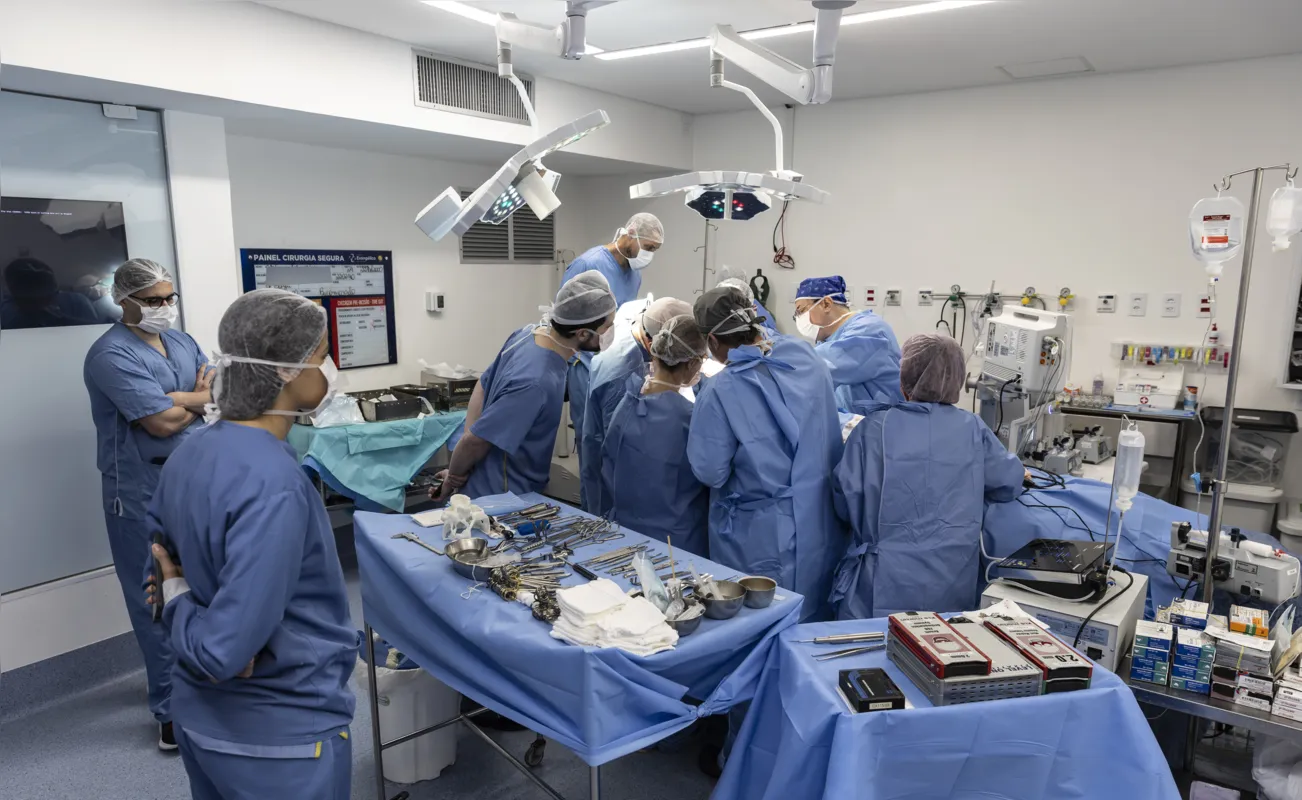 A cirurgia inédita contou com a participação de 13 profissionais, incluindo 2 especialistas do Hospital Sírio-Libanês