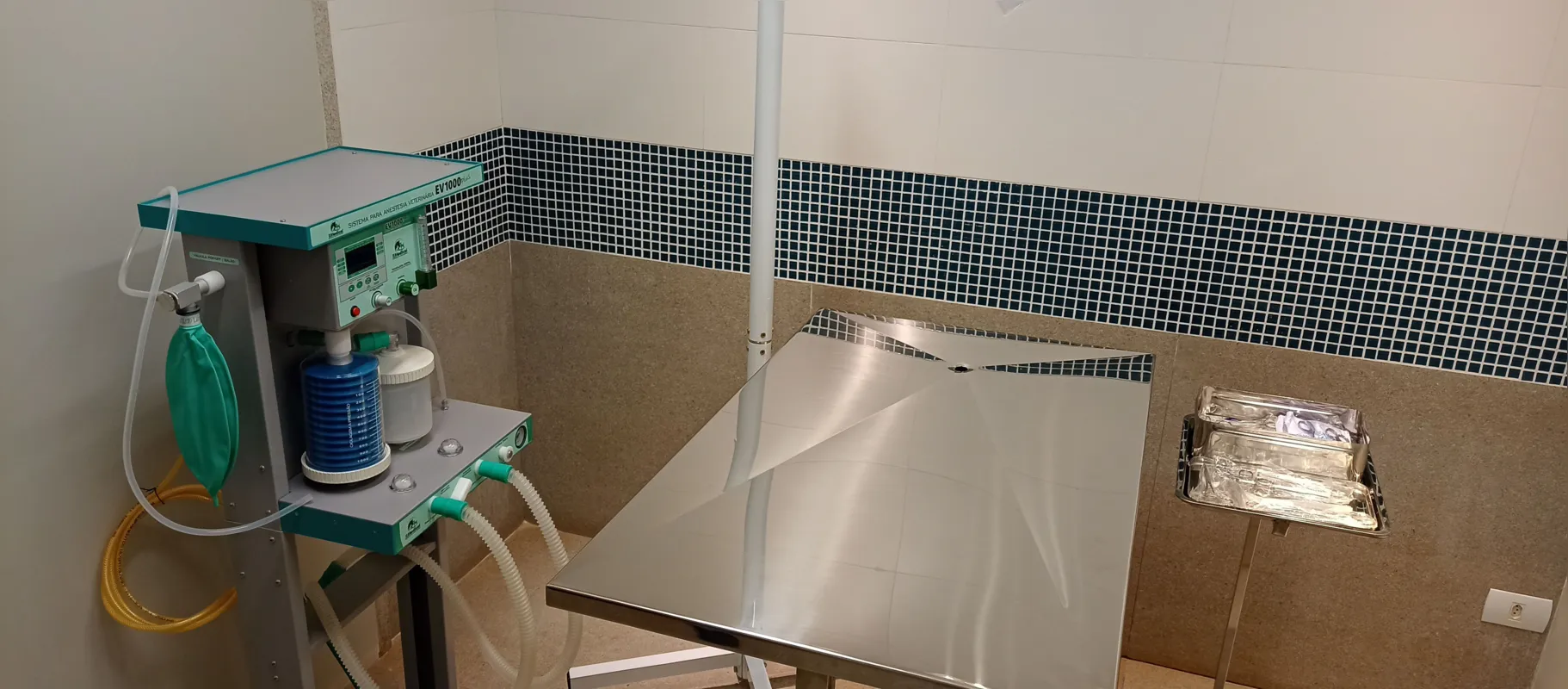 Entre os equipamentos instalados no hospital estão mesa cirúrgica, aparelho de ventilação e raio-X
