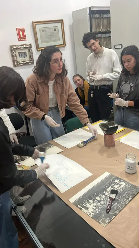 Alunos do curso de História da UEL  ajudaram a selecionar fotos, documentos e objetos da exposição