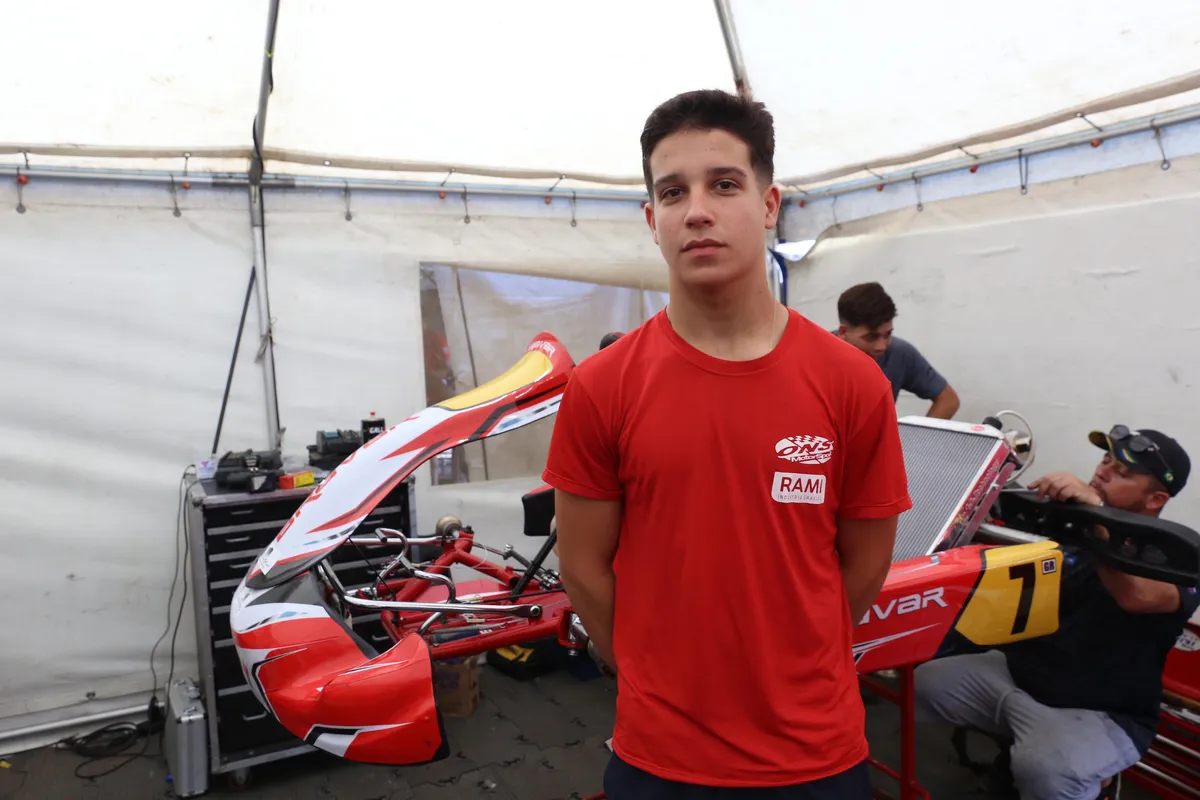 "Comecei a pilotar com oito anos depois de um convite do pai de um amigo. No ano que vem a minha meta é começar a andar de Turismo", conta  Gabriel Koenigkan, 15 anos