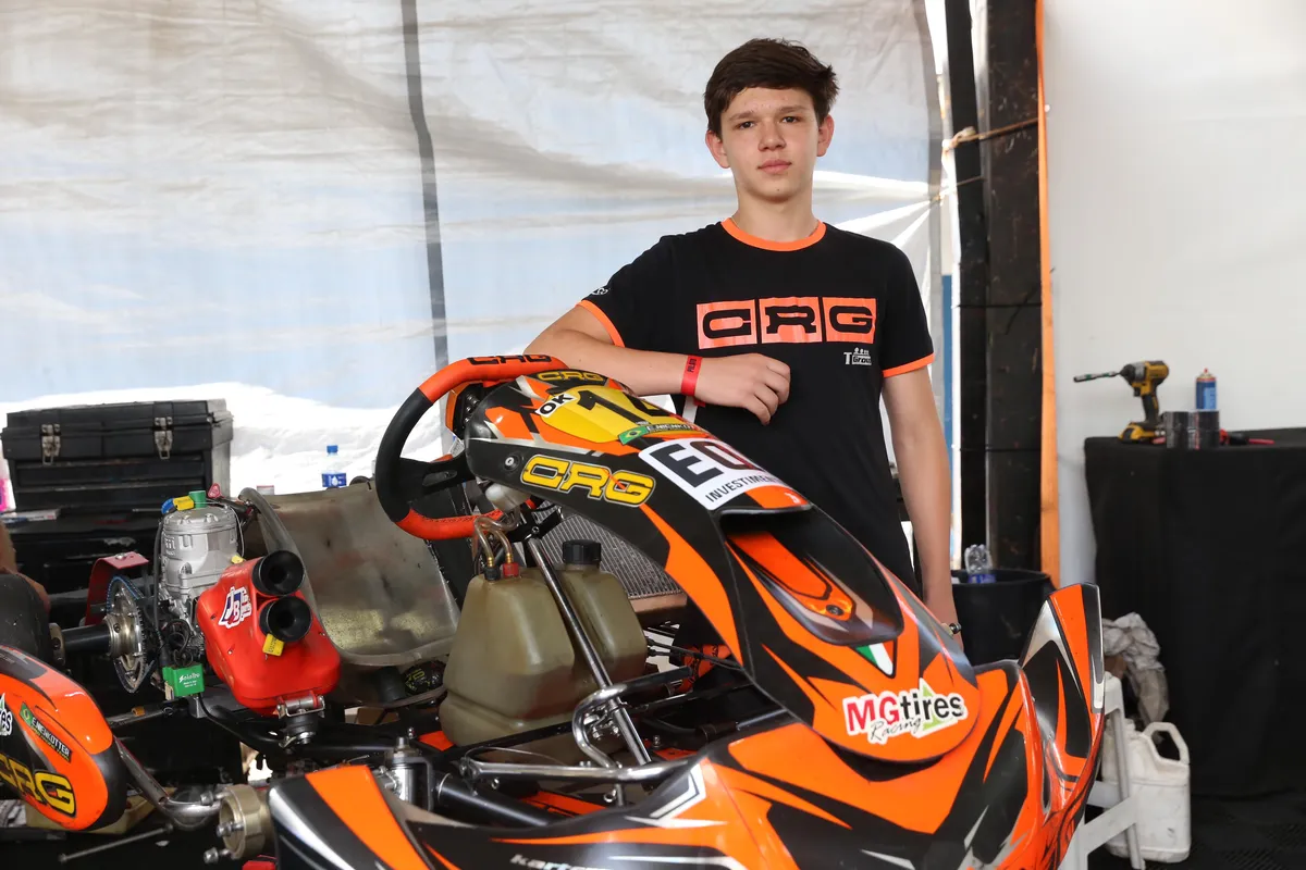 "Chega um momento que para seguir a carreira você tem que ir para a Europa e aí é preciso ter muito dinheiro para bancar", observa catarinense Enzo Nienkotter, 15 anos
