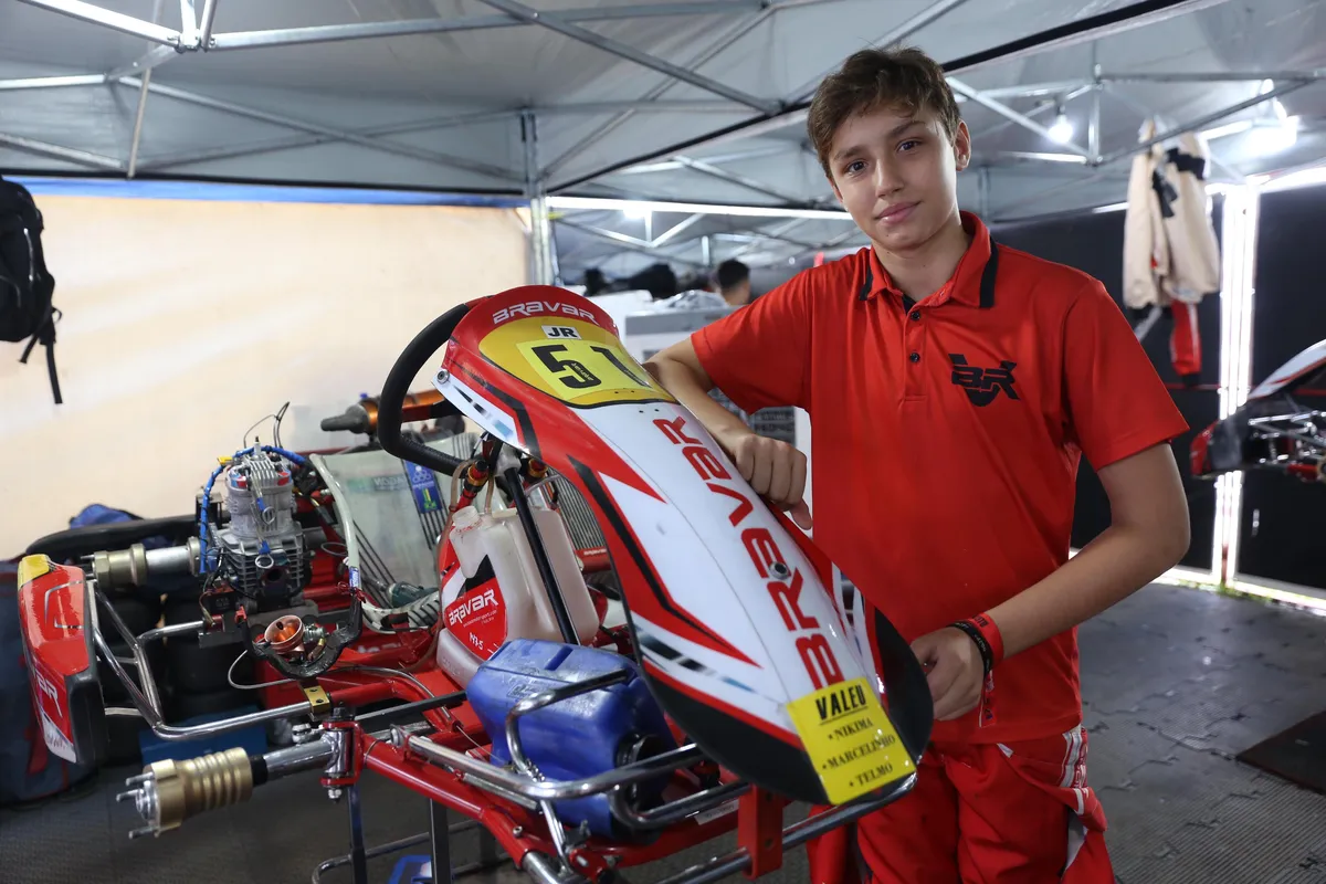 "Gosto da agressividade do Verstappen. Procuro ser o mais frio possível na pista", afirma  Theo Salomão, 12 anos, fã do  holandês Max Verstappen