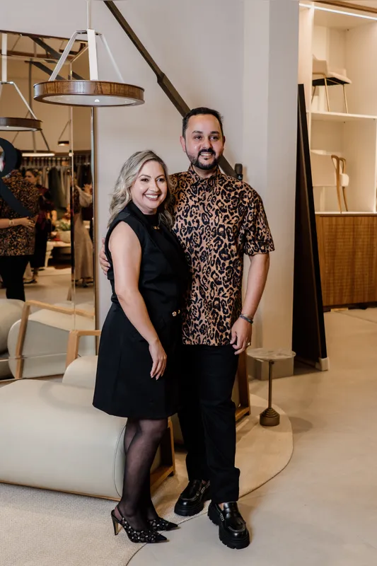 A anfitriã com o arquiteto Bruno Valença