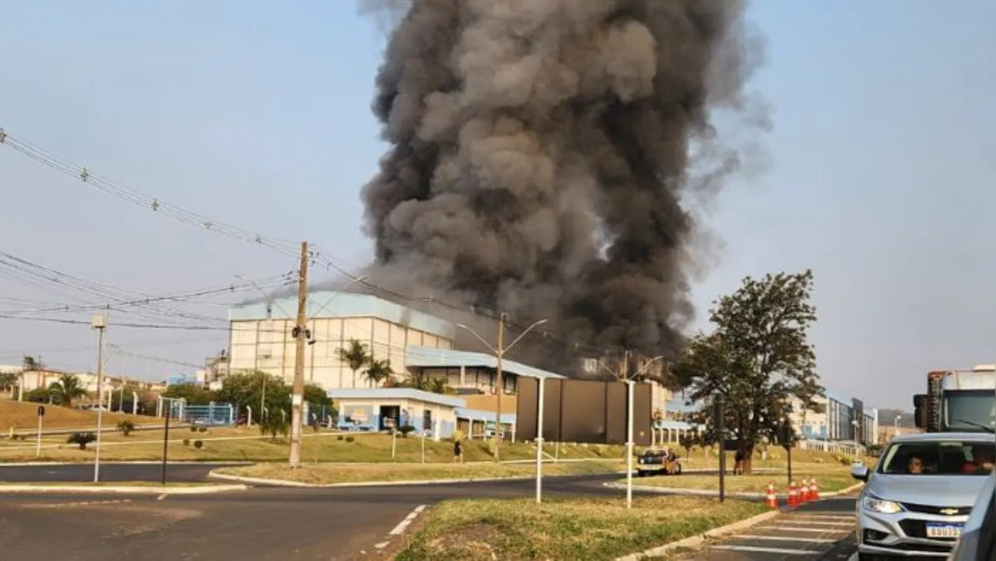 Incêndio atinge abatedouro de frangos em Joaquim Távora