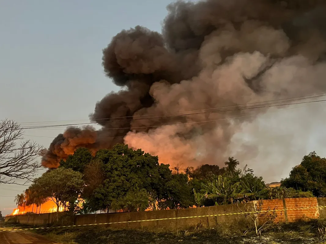 Imagem ilustrativa da imagem Incêndio de grandes proporções atinge pátio de veículos da Polícia Civil na zona oeste de Londrina