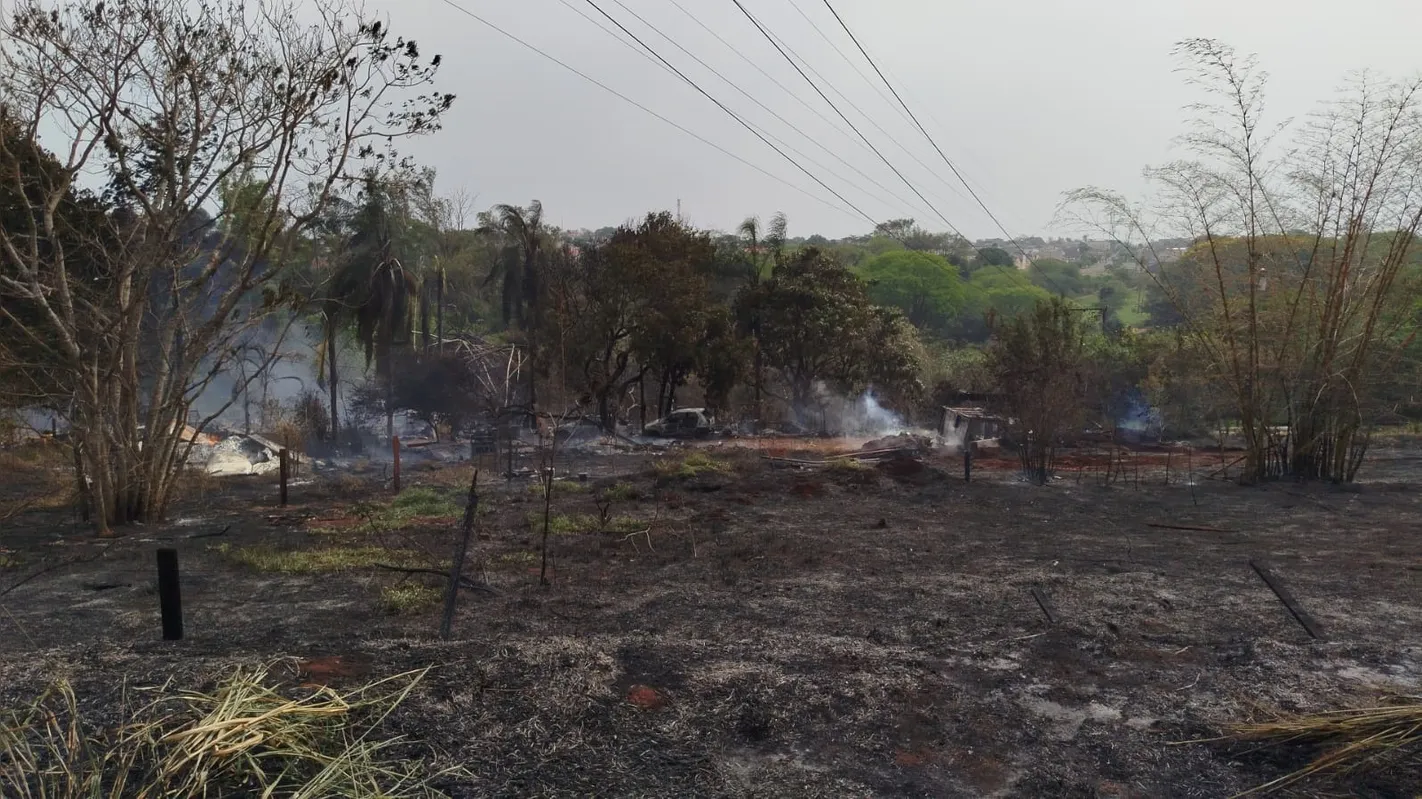 Imagem ilustrativa da imagem Incêndio atinge propriedades rurais na zona leste de Londrina