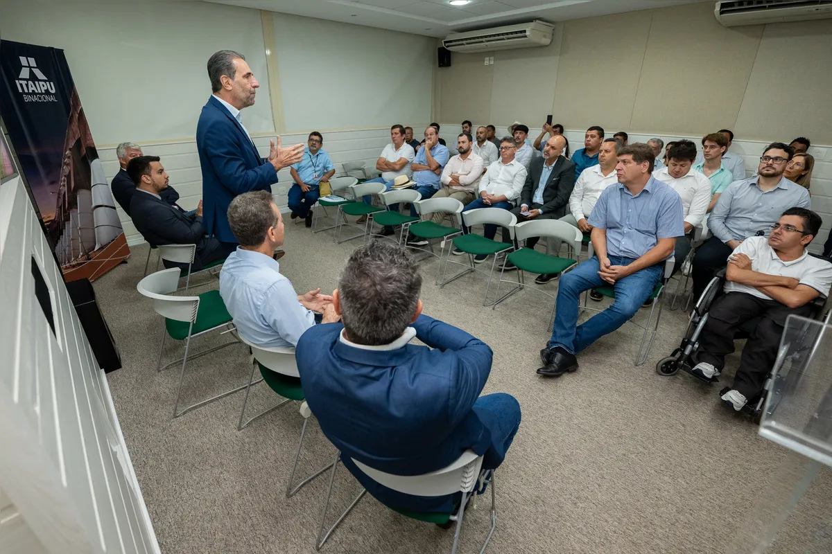 Diretor-geral brasileiro da Itaipu, Enio Verri, em conversa com os prefeitos paranaenses