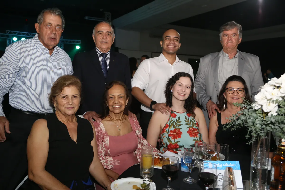 Ramiro Dias Branco Alves (da Rede Santarém), o diretor social do Iate Joelito Lopes, André Gustavo, o doutor Fernando Garcia (em pé) e Maria dos Santos Branco, Raquel Lopes, Ana Carolina e Janir Rocha