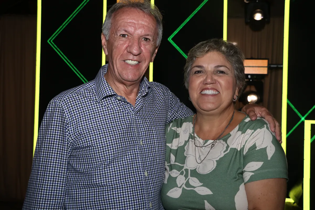 O presidente do Bola preta Elder Massi e Elba Massi