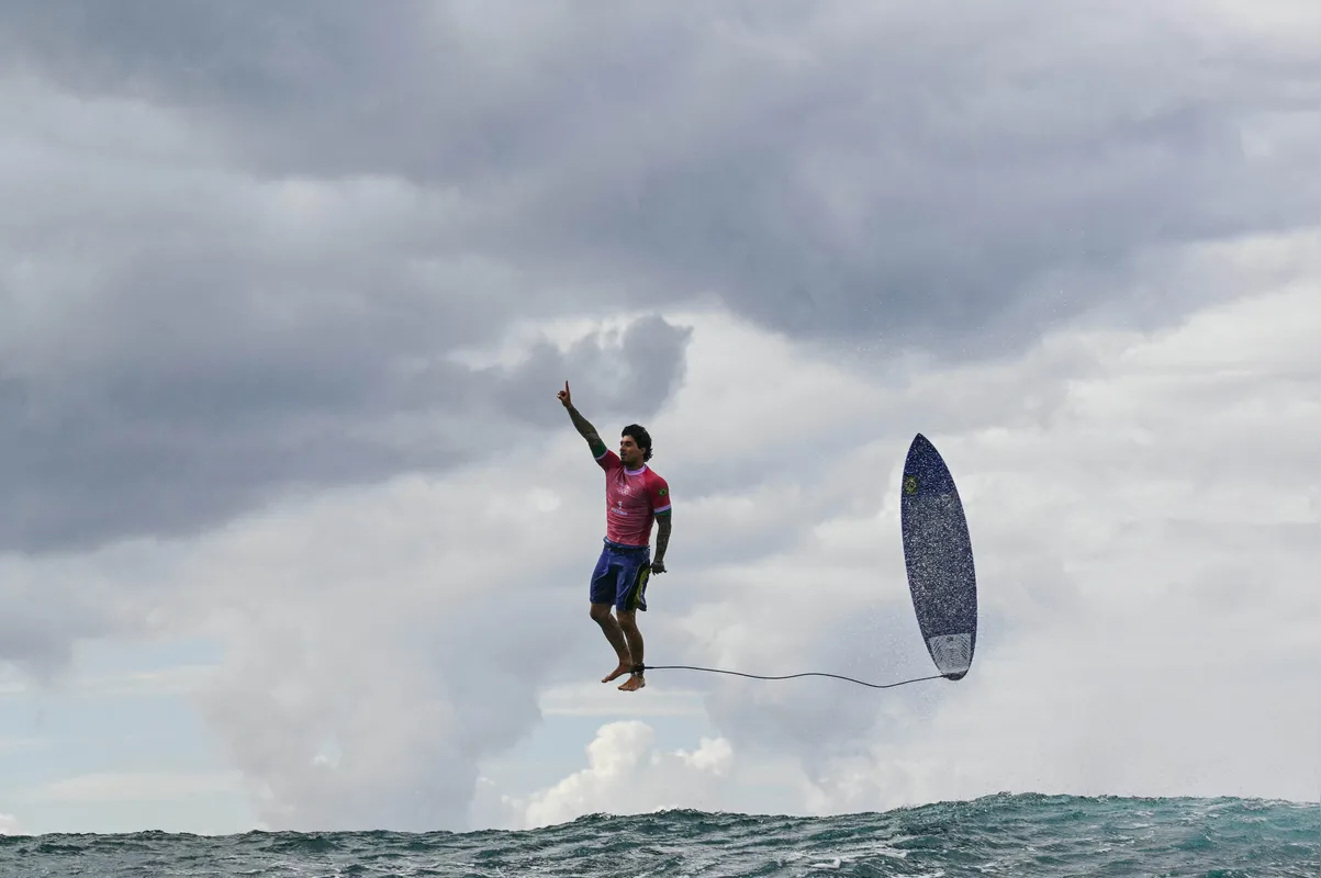 Momento memorável: Gabriel Medina parece levitar após domar uma onda perfeita
