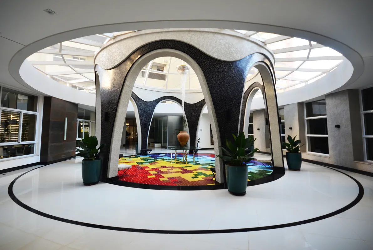 No hall de entrada do Casa Batlló, uma grande rotunda, com teto de vidro e arcos centrais, confere beleza ao imóvel inspirado na arquitetura de Antoni Gaudí