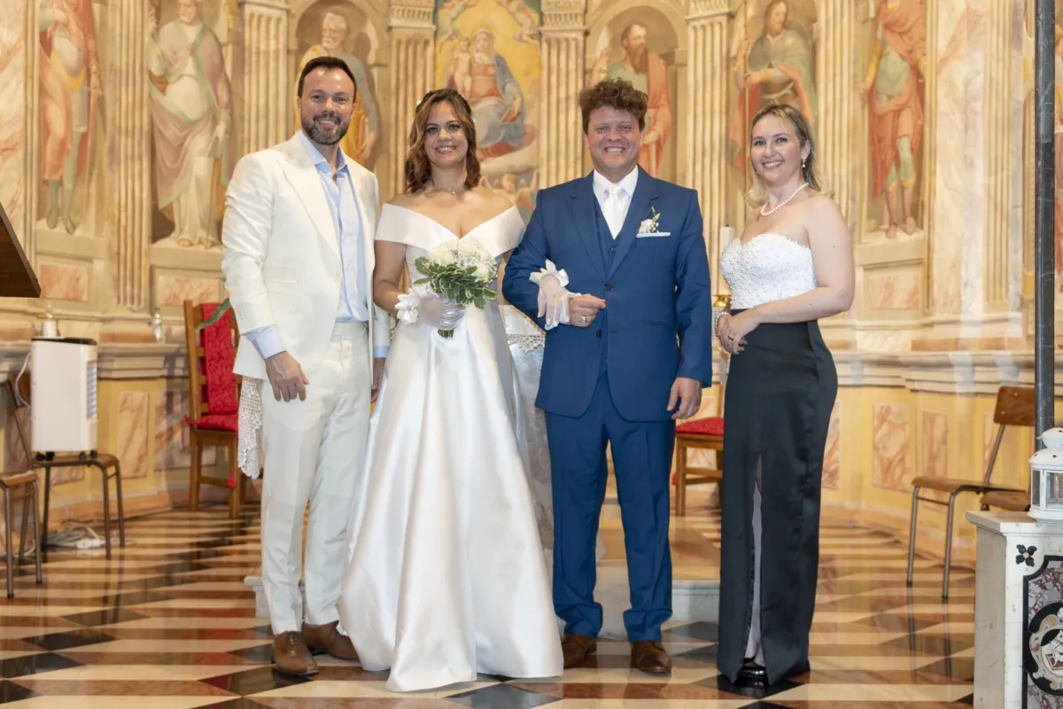 Os padrinhos Fabio e Bruna Paleari com os noivos