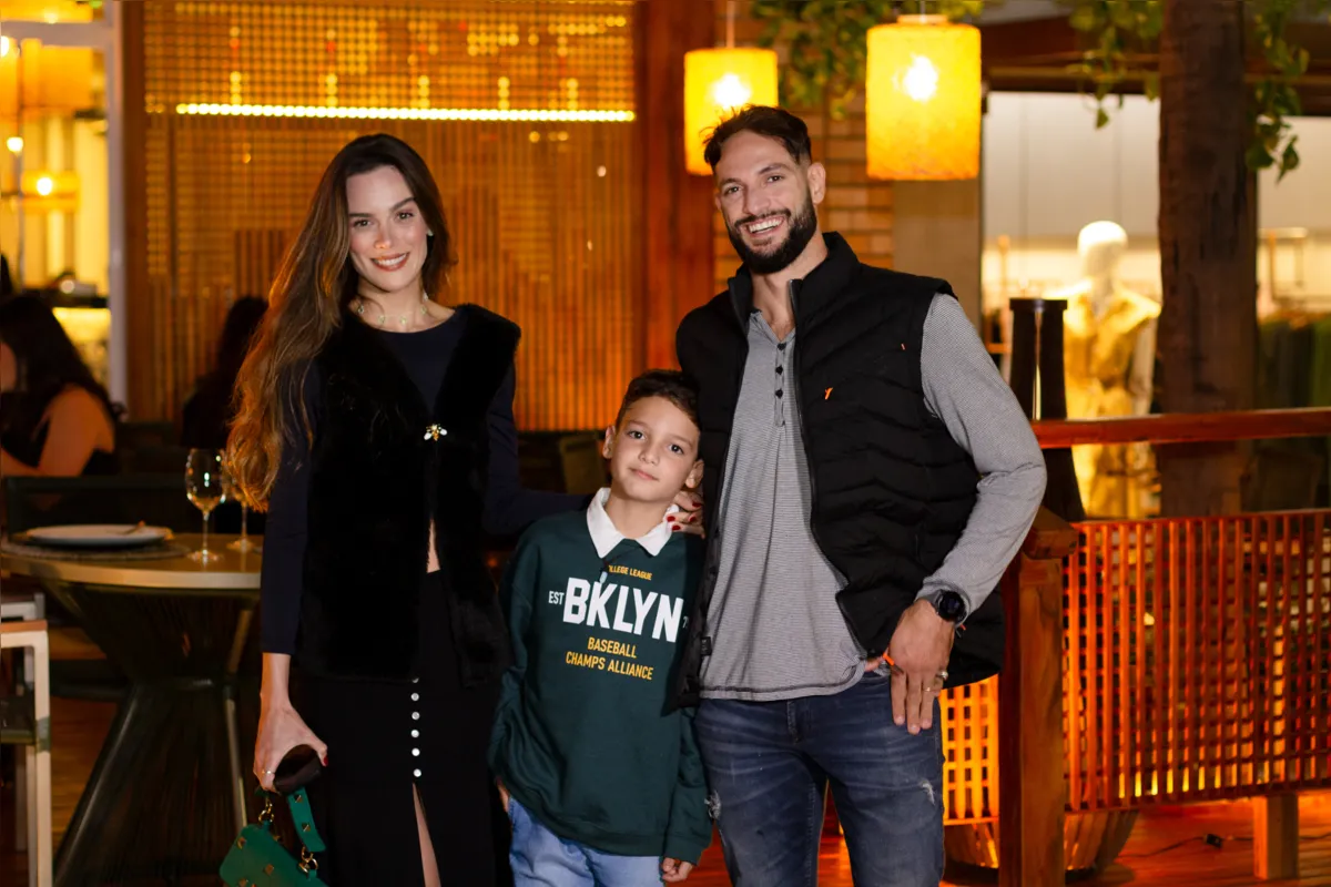 Giovanna Prado e Bruno Peloy com o filho, Gabriel Mahamudra