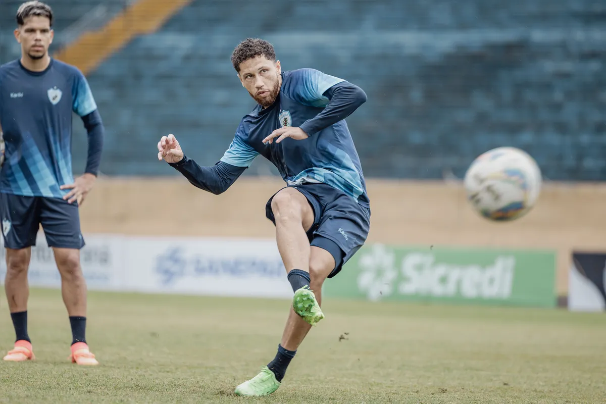 Lucas Marques se destacou na vitória sobre o Cianorte atuando como segundo volante e deve jogar assim diante do Paraná Clube