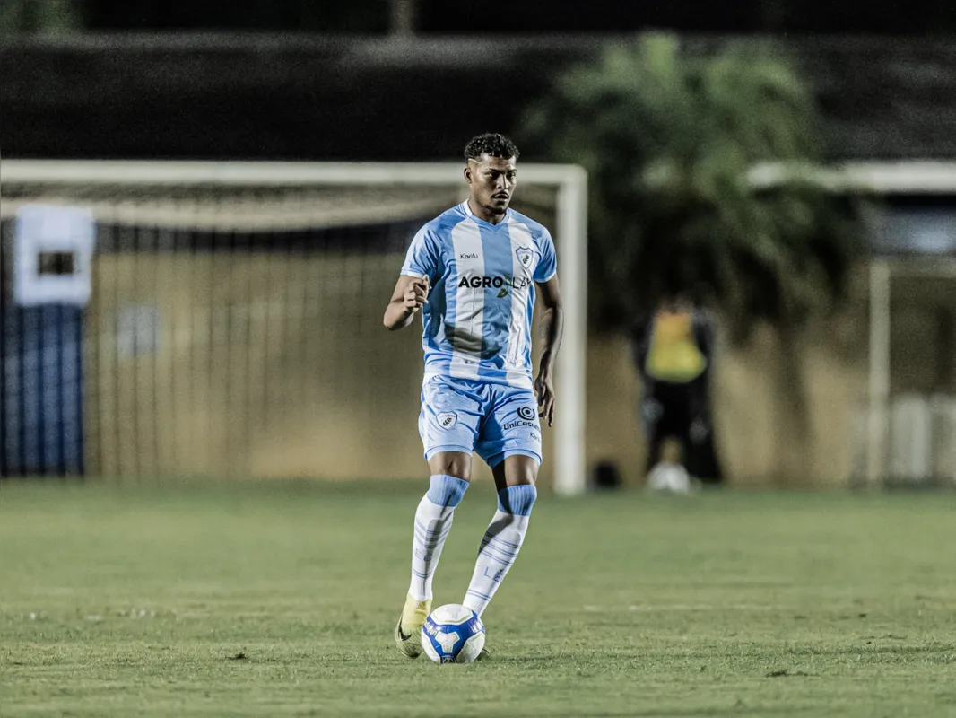 Davi será titular na zaga do Londrina no jogo contra o São José. em razão da suspensão de João Maistro