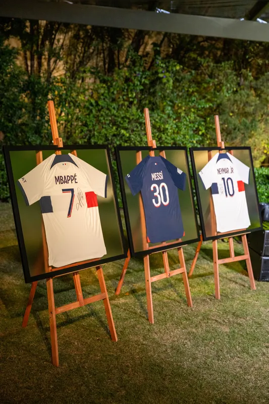 Camisas autografadas por Mbappé, Messi e Neymar