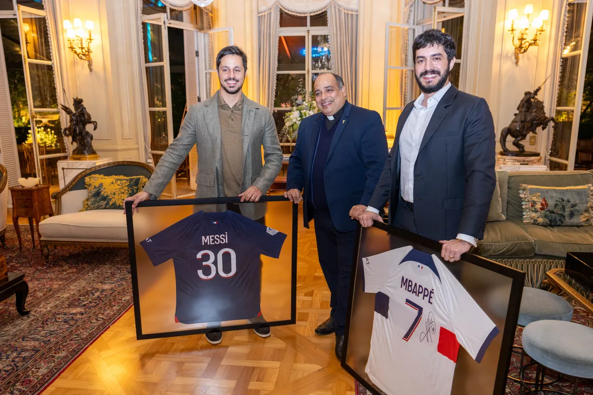Padre Omar com dois benfeitores que adquiriram as camisas do PSG