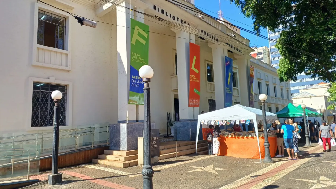 As parcerias criativas entre as bibliotecas, livrarias e feiras de livros ajudamn a popularizar o contato com o livro e a leitura atingindo um público muito mais diverso