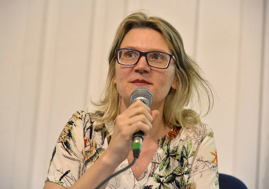 Méri Frotscher escreve sobre do retorno dos alemães que estavam no Brasil ao seu país de origem a partir do contexto de dois governos autoritários no período: os nazi-facistas e o Estado Novo