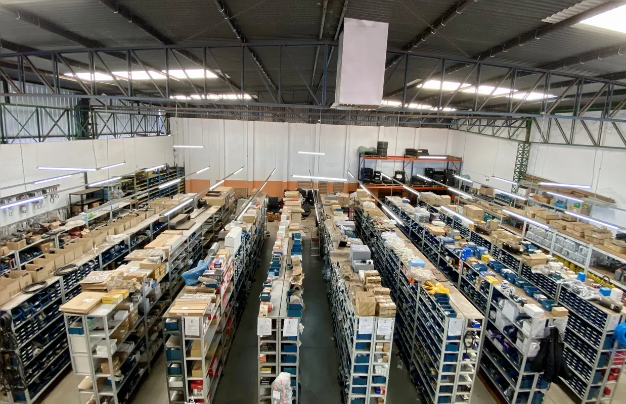 A empresa nasceu em 2012 com foco na prestação de assistência técnica e hoje atua também com locação, compra e venda de empilhadeiras
