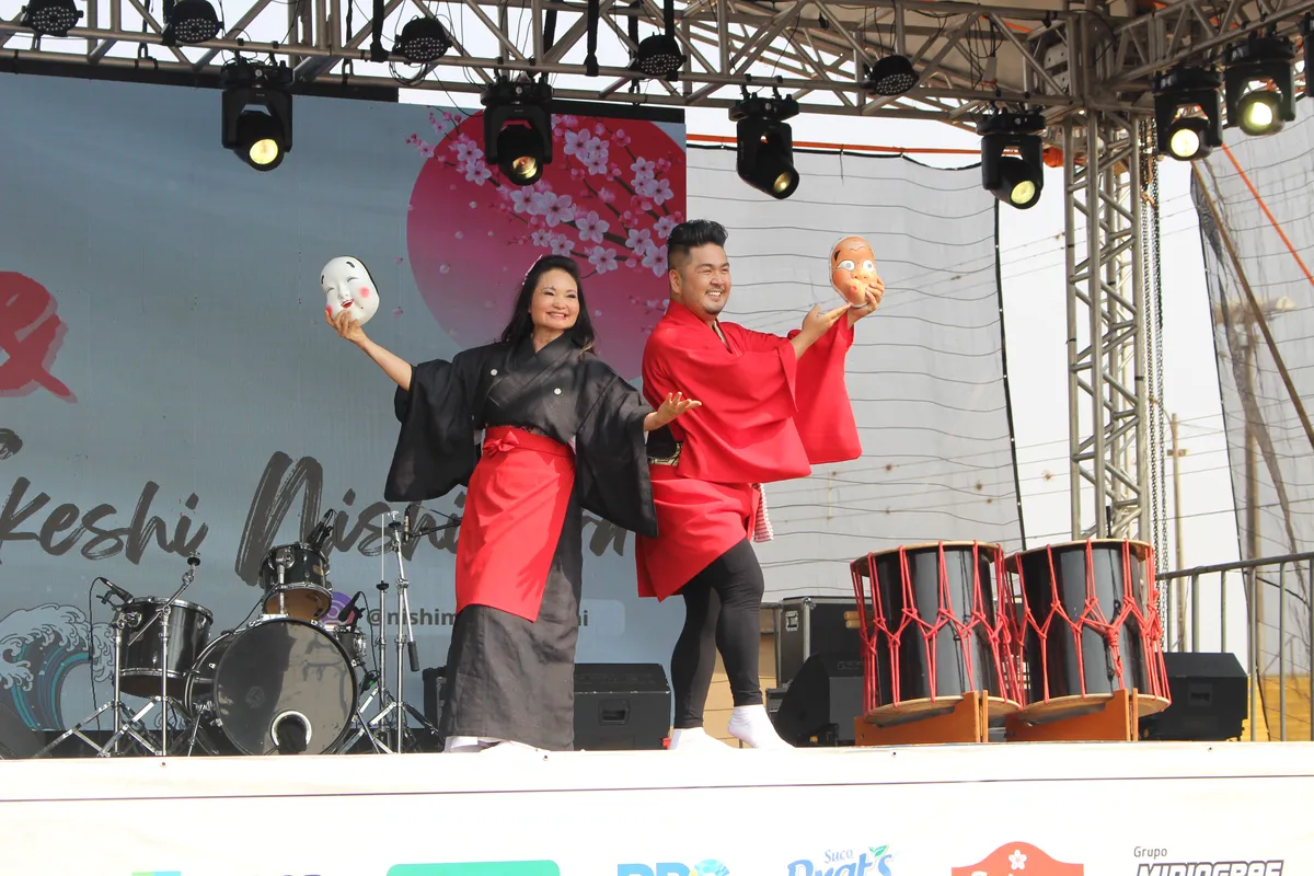 Os cantores Isa Toyota e Takeshi Nishimura animaram o público com um show de música e dança japonesas