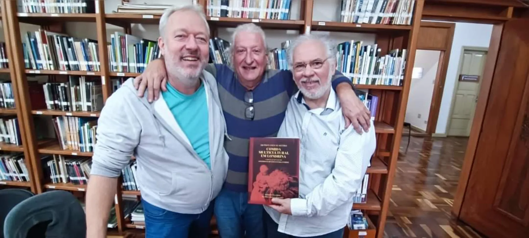 O editor Marcos Pellegrini e os autores do livro “Um Prato Cheio de História – Comida Multicultural em Londrina”, Bernardo Pellegrini e Maurício Arruda Mendonça