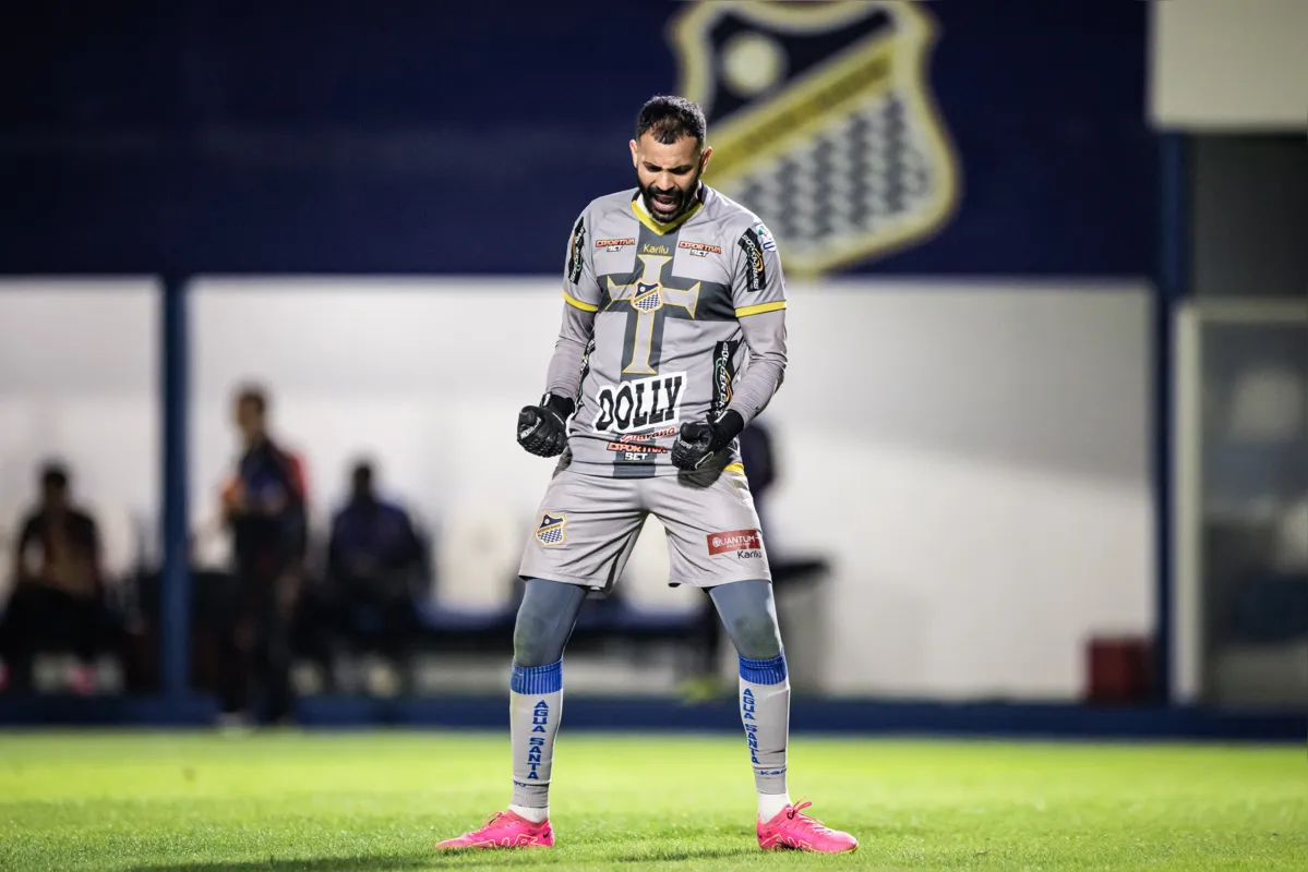 O goleiro Ygor Vinhas disputou a Série D pelo Água Santa e chega para substituir Arthur, que passará por cirurgia no quadril